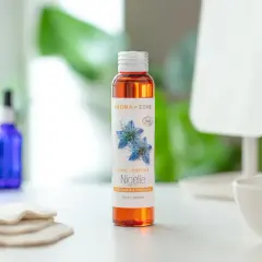 Flacon d'huile végétale de nigelle, aux vertus fortifiantes et purifiantes, prêt à l'emploi pour peaux à problèmes.