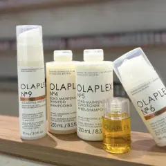 La routine Olaplex pour des cheveux réparés et brillants : sérum, shampoing, après-shampoing, soin sans rinçage et huile.