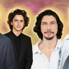 Quatre hommes avec une coiffure cheveux long de tous les jours, dont Timothée Chalamet et Adam Driver, souriants sur fond abstrait.