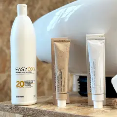 Produits de coloration capillaire : un flacon d'oxydant 20 volumes, deux tubes de coloration, l'un "sans ammoniaque", l'autre "enrichie en kératine et huile d'argan".