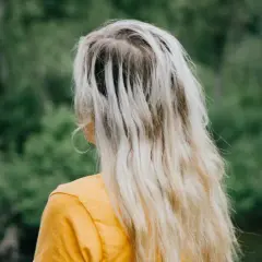 Chevelure blonde décolorée, visiblement abîmée. La question "est ce que la décoloration abime les cheveux" semble trouver une réponse ici.