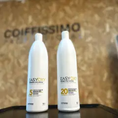 Deux flacons d'oxydant EasyOxy : 5 volumes (1.5%) et 20 volumes (6%). La question "combien d'oxydant pour 100ml de couleur" est ici illustrée par ces options.