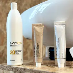 Produits de coloration d'oxydation Coiffissimo : un grand flacon d'oxydant et deux tubes de crème colorante.