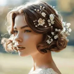 Coiffure mariage cheveux carré ondulé orné de fleurs et perles délicates, pour un look romantique et intemporel.