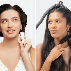 Deux femmes montrent comment boucler ses cheveux avec des bigoudis sans chaleur. L'une a les cheveux enroulés, l'autre les enroule.