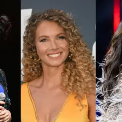 Trois femmes aux styles variés : une avec une coiffure année 80, une autre aux boucles blondes, et la troisième aux cheveux longs et bruns.