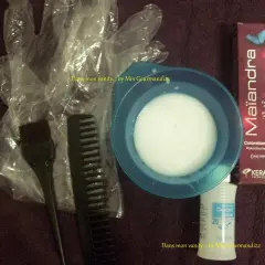 Kit de coloration Maiandra : gants, bol, pinceau, peigne, crème oxydante et tube de coloration. Mode d'emploi pour une chevelure éclatante.