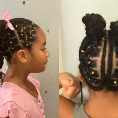 Jolie tresse enfant fille avec des élastiques colorés et un nœud rose. La coiffure est soignée et met en valeur les cheveux de l'enfant.