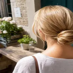Coiffure été cheveux long : un chignon flou et décontracté, parfait pour les journées chaudes.