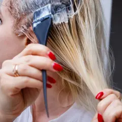 Application d'une patine sur des cheveux blonds. Le choix du bon oxydant est crucial pour un résultat parfait.
