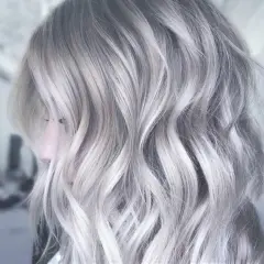 Une chevelure aux reflets argentés, une patine cheveux blanc parfaite pour un look moderne et audacieux.