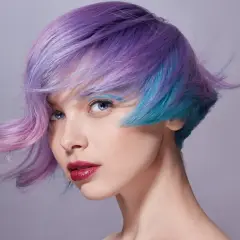 Un carré asymétrique dégradé aux couleurs pastel et vives, un style audacieux et tendance.