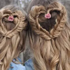 Deux coiffures cheveux longs femme en forme de cœur tressé, ornées de petites fleurs roses.