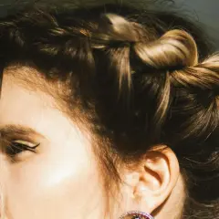 Une tresse élégante, parfaite comme quelle coiffure avec un col roulé. Les mèches folles ajoutent une touche naturelle.