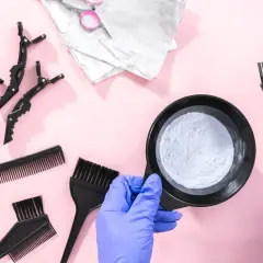 Kit de coloration capillaire avec poudre décolorante. Attention, trop d'oxydant dans coloration peut abîmer les cheveux.