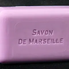 Savon de Marseille lavande. Peut-on se laver les cheveux avec ce savon ? Une question fréquente pour ce produit traditionnel.