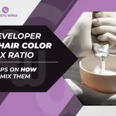 Mélange de coloration et de révélateur. Mains gantées versant le révélateur dans un bol pour le mélange. Le bon dosage révélateur coloration est essentiel.