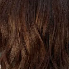 Chevelure brune aux reflets chauds, une patine subtile pour un look naturel.