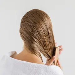 Chevelure mouillée démêlée au peigne. Attention au vinaigre cheveux danger, il peut abîmer votre cuir chevelu.
