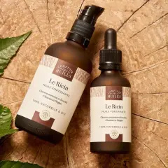 Deux flacons d'huile de ricin, parfaits pour savoir comment l'utiliser pour fortifier cheveux et ongles. Naturelle et bio.