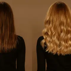 Avant/après : coloration sur cheveux décolorés, passant d'un brun foncé à un blond doré ondulé.