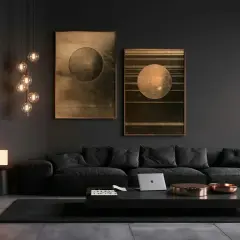 Salon moderne aux murs sombres, canapé noir, table basse avec un ordinateur portable et des objets cuivrés. L'ambiance évoque le désir de se teindre les cheveux en noir.