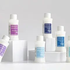 Bouteilles de révélateur et d'oxydant Kerasoin. La question "peut on mélanger révélateur et oxydant" est au cœur de la coloration capillaire.