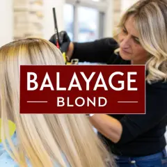 Coiffure : une professionnelle applique une patine éclaircissante sur les cheveux blonds d'une cliente.