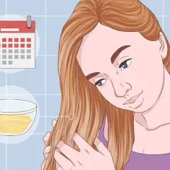 Une femme examine ses cheveux, une coupe de calendrier et un bol de liquide jaune suggèrent comment éclaircir cheveux brun.