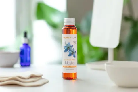 Flacon d'huile végétale de nigelle, aux vertus fortifiantes et purifiantes, prêt à l'emploi pour peaux à problèmes.