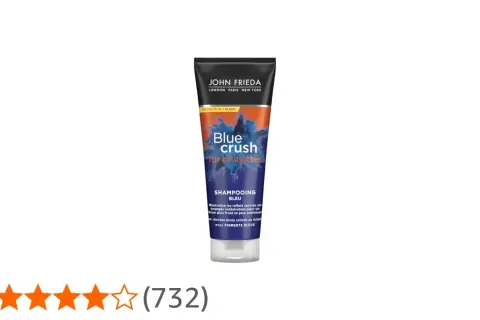 Tube de shampoing bleu John Frieda "Blue Crush for Brunettes". Idéal pour neutraliser les reflets indésirables, avec un temps de pause court pour des résultats rapides.