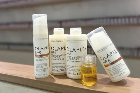 La routine Olaplex pour des cheveux réparés et brillants : sérum, shampoing, après-shampoing, soin sans rinçage et huile.