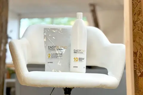 Produits de coloration : poudre décolorante et oxydant 10 volumes. Pour 60 ml de couleur, quel oxydant utiliser ?