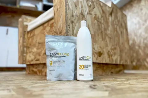 Kit pour savoir comment decolorer cheveux : poudre décolorante EasyBlond et oxydant EasyOxy 20 volumes.