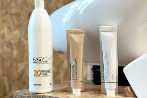Produits de coloration d'oxydation Coiffissimo : un grand flacon d'oxydant et deux tubes de crème colorante.