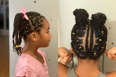 Jolie tresse enfant fille avec des élastiques colorés et un nœud rose. La coiffure est soignée et met en valeur les cheveux de l'enfant.