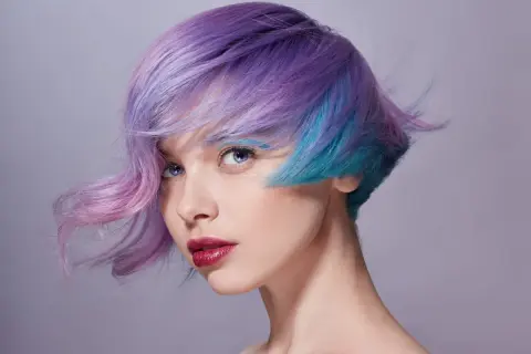 Un carré asymétrique dégradé aux couleurs pastel et vives, un style audacieux et tendance.