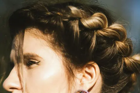Une tresse élégante, parfaite comme quelle coiffure avec un col roulé. Les mèches folles ajoutent une touche naturelle.