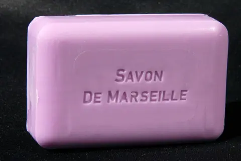 Savon de Marseille lavande. Peut-on se laver les cheveux avec ce savon ? Une question fréquente pour ce produit traditionnel.