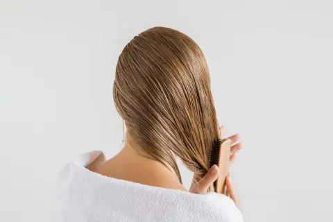 Chevelure mouillée démêlée au peigne. Attention au vinaigre cheveux danger, il peut abîmer votre cuir chevelu.
