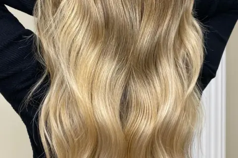 Chevelure blonde aux reflets dorés, un véritable révélateur de patine naturelle. Les ondulations douces encadrent le visage.