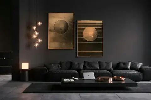 Salon moderne aux murs sombres, canapé noir, table basse avec un ordinateur portable et des objets cuivrés. L'ambiance évoque le désir de se teindre les cheveux en noir.