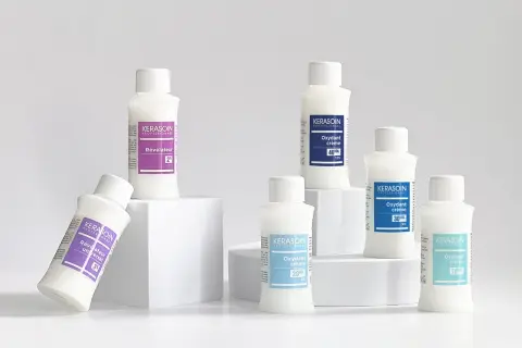 Bouteilles de révélateur et d'oxydant Kerasoin. La question "peut on mélanger révélateur et oxydant" est au cœur de la coloration capillaire.