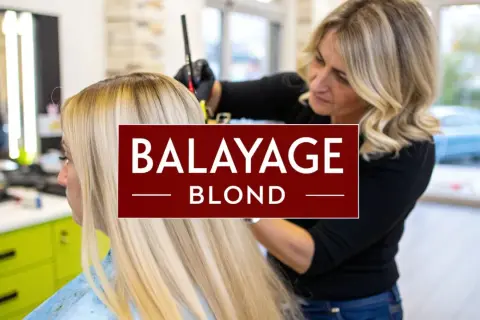 Coiffure : une professionnelle applique une patine éclaircissante sur les cheveux blonds d'une cliente.