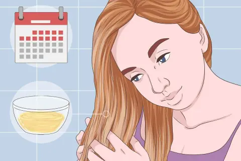 Une femme examine ses cheveux, une coupe de calendrier et un bol de liquide jaune suggèrent comment éclaircir cheveux brun.