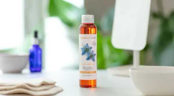 Flacon d'huile végétale de nigelle, aux vertus fortifiantes et purifiantes, prêt à l'emploi pour peaux à problèmes.