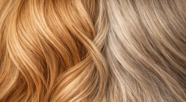Cheveux orange : comment rattraper ce look ? Deux mèches contrastées, l'une cuivrée, l'autre blonde cendrée, se croisent.