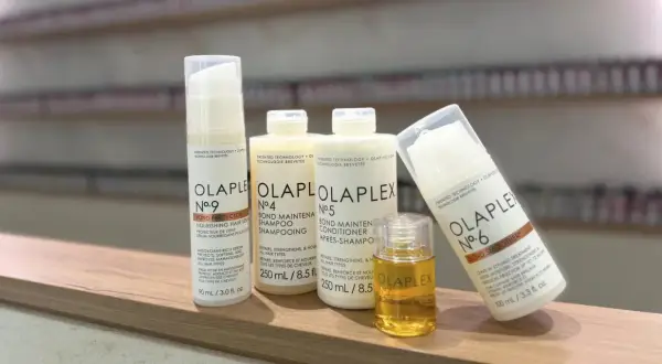 La routine Olaplex pour des cheveux réparés et brillants : sérum, shampoing, après-shampoing, soin sans rinçage et huile.