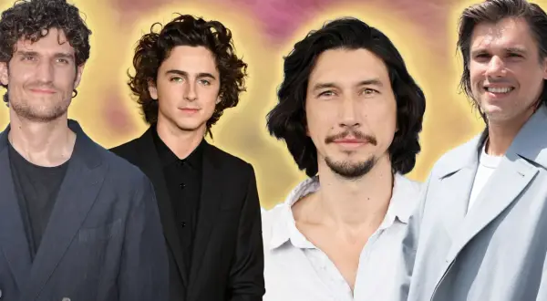 Quatre hommes avec une coiffure cheveux long de tous les jours, dont Timothée Chalamet et Adam Driver, souriants sur fond abstrait.