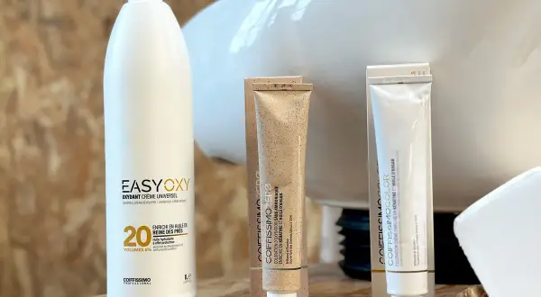 Produits de coloration capillaire : un flacon d'oxydant 20 volumes, deux tubes de coloration, l'un "sans ammoniaque", l'autre "enrichie en kératine et huile d'argan".